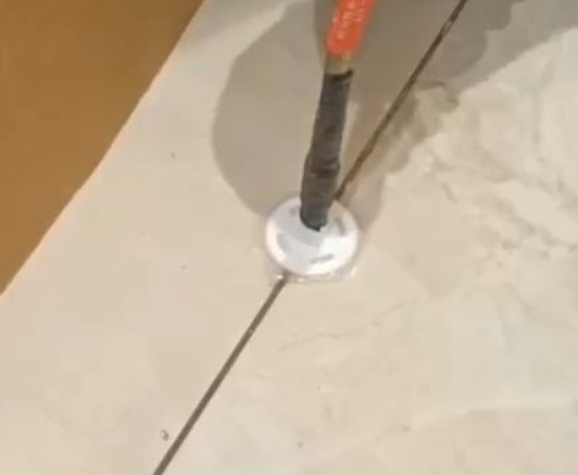 孟连瓷砖空鼓维修公司专业解答瓷砖在铺贴过程中，如果没有涂抹均匀到位的粘结材料（如水泥砂浆或瓷砖胶），可能会导致以下问题