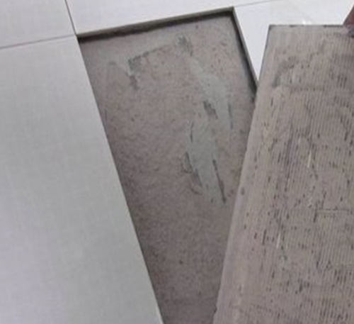 孟连瓷砖空鼓维修公司分享瓷砖铺贴时如果打浆（即涂抹在瓷砖背面和基层上的砂浆或瓷砖胶）过少，会带来以下问题